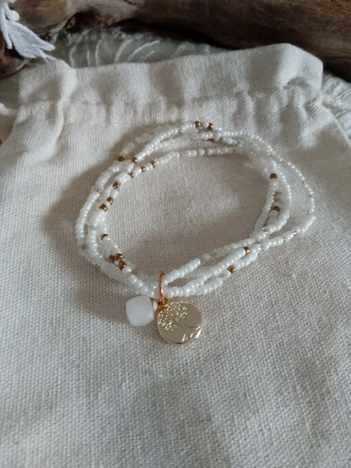 Bracelet multirangs avec médaillon doré et pierre de calcédoine blanche